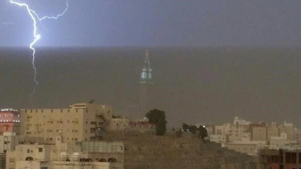 بالصور .. تتبع لحظي لاقتراب وميض البرق من "ساعة مكة"