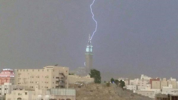 بالصور .. تتبع لحظي لاقتراب وميض البرق من "ساعة مكة"