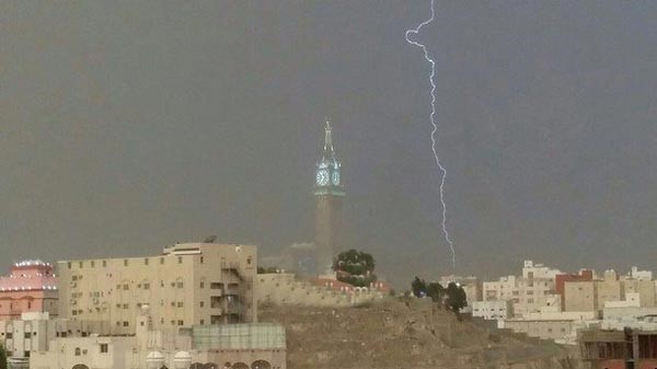 بالصور .. تتبع لحظي لاقتراب وميض البرق من "ساعة مكة"