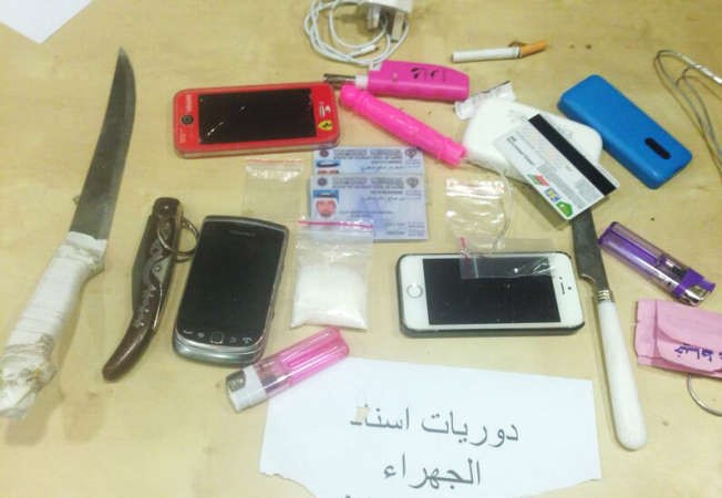 المضبوطات تنوعت بين مخدرات وادوات حادة