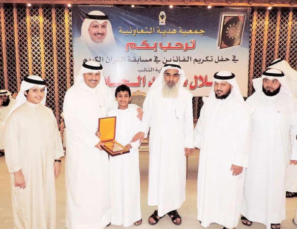 النائب طلال الجلال ورئيس واعضاء مجلس الادارة في تكريم بعض الفائزين بالمسابقة