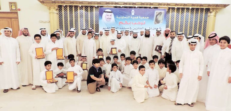 النائب طلال الجلال متوسطا رئيس واعضاء مجلس الادارة والمشاركين في مسابقة القران الكريم