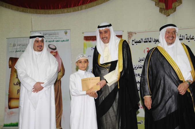 الشيخ فيصل الحمود مكرما احد الحفظة انور الكندري
