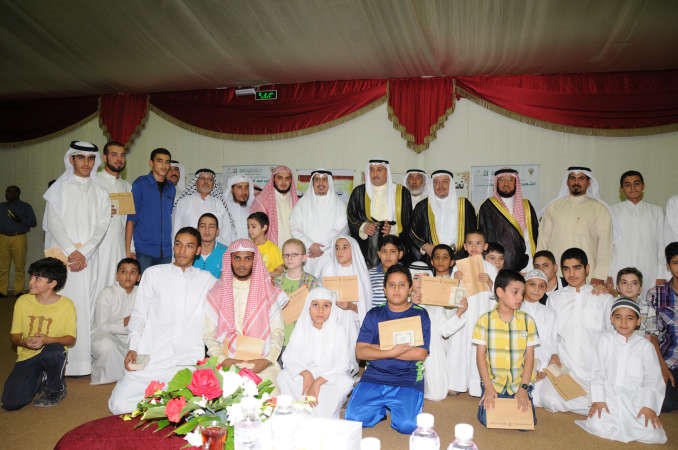الشيخ فيصل الحمود ودعادل الفلاح ووليد الشعيب والشيخ مبارك الصباح واحمد العتيبي مع كوكبة من المكرمين