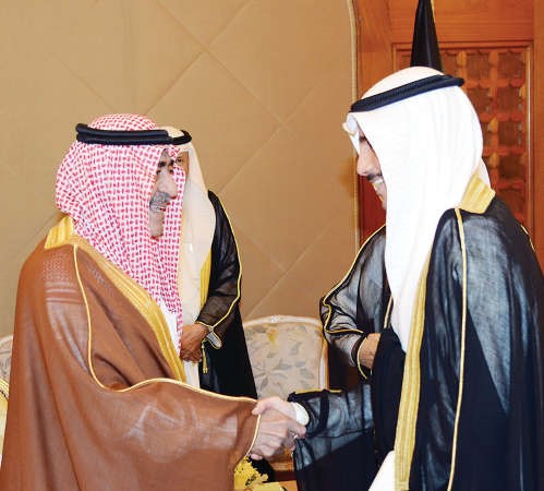 مرزوق الغانم مصافحا صاحب السمو الملكي الامير مقرن بن عبدالعزيز ال سعود