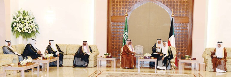 صاحب السمو الامير الشيخ صباح الاحمد مستقبلا صاحب السمو الملكي الامير مقرن بن عبدالعزيز ال سعود بحضور سمو ولي العهد الشيخ نواف الاحمد والشيخ مشعل الاحمد وسمو رئيس الوزراء الشيخ جابر المبارك والشيخ صباح الخالد 