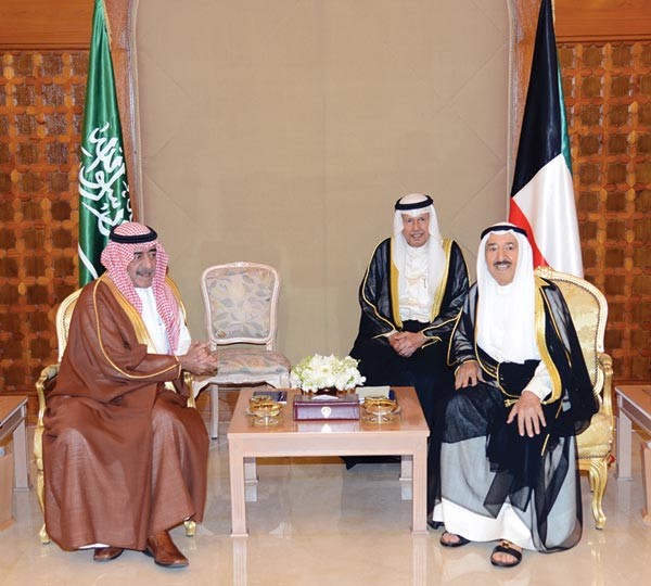 صاحب السمو الامير الشيخ صباح الاحمد لدى استقباله صاحب السمو الملكي الامير مقرن بن عبدالعزيز