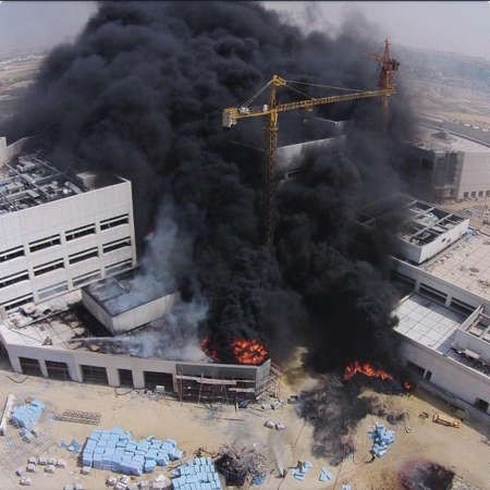 سحب دخانية كثيفة خلفها الحريق الضخم﻿