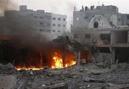 بالفيديو.. إخراج جنين حياً من بطن أمه الشهيدة في غزة