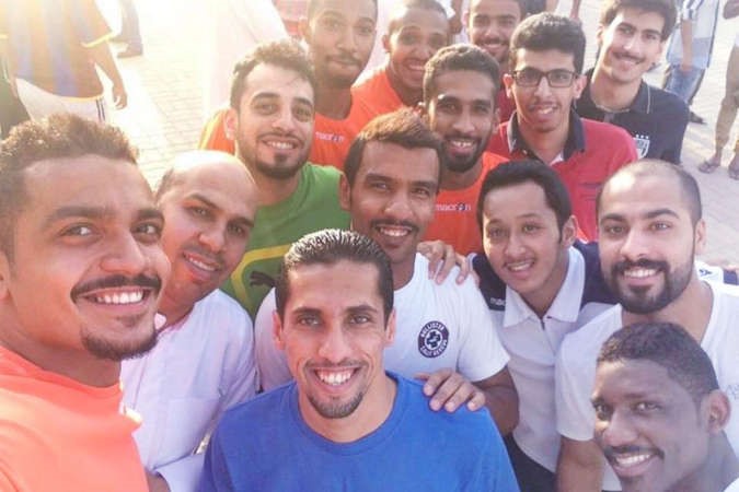 لاعبو البرتقالي بعد اداء صلاة العيد في مسجد الفاتح