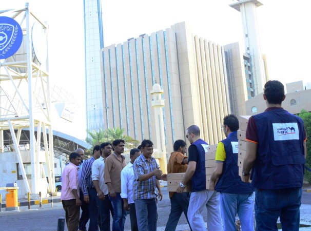 فريق العلاقات العامة وعدد المتطوعين من موظفي البنك في صورة جماعية مع الاطفال في مستشفى بنك الكويت الوطني