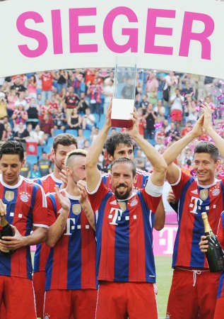 قائد بايرن ميونيخ فرانك ريبيري يرفع كاس تيليكوم افب