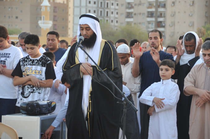 احد الائمة يؤم المصلين خلال صلاة العيد﻿