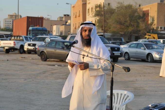  واحد الائمة يلقي خطبة العيد﻿