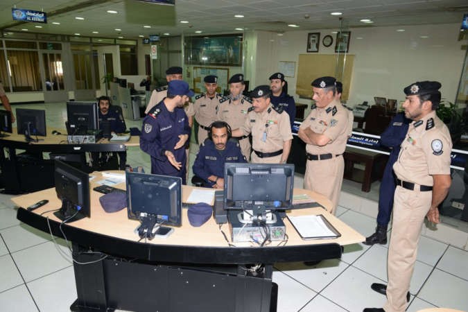 اللواء جمالالصايغ خلال جولته في غرفة عمليات الداخلية 