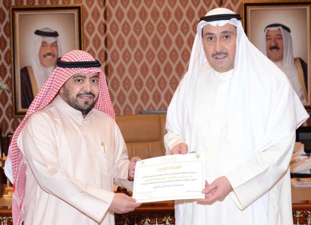 المحافظ الشيخ فيصل الحمود مكرما مساعد مدير مستشفى الفروانية نايف الخرينج﻿