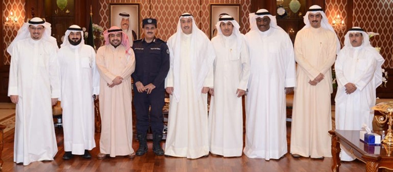 الشيخ فيصل الحمود يتوسط مسؤولي الشرطة والصحة والاطفاء والمحافظة﻿