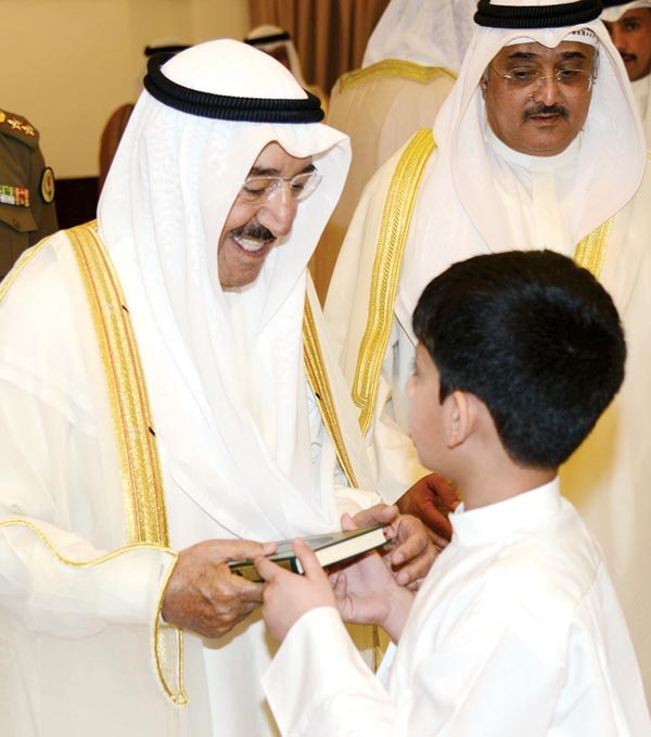 صاحب السمو الامير الشيخ صباح الاحمد يحيي الحضور في المسجد الكبير