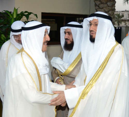 صاحب السمو الامير مصافحا وليد الشعيب ويبدو د عادل الفلاح وم فريد اسد عمادي ﻿
