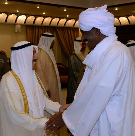 صاحب السمو مصافحا السفير السوداني﻿