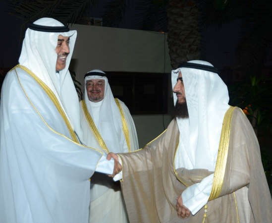الشيخ صباح الخالد مصافحا فريد اسد عمادي ويبدو د عادل الفلاح﻿