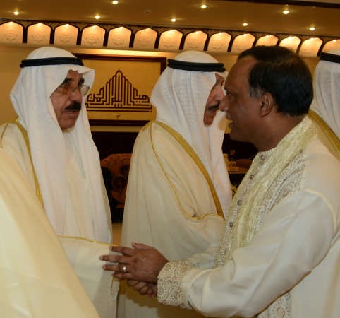 الشيخ جابر العبد الله والشيخ فيصل السعود في استقبال المهنئين ﻿