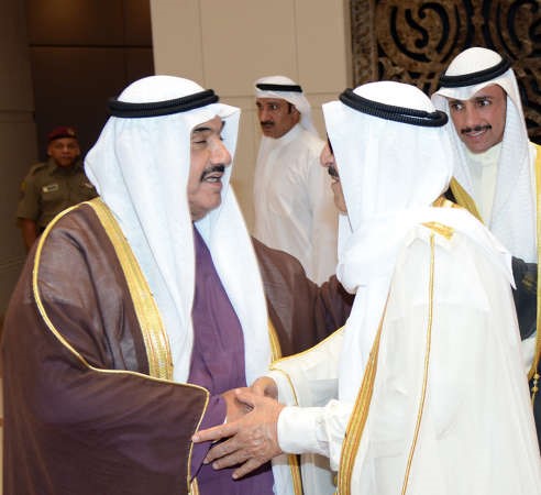 سمو الشيخ ناصر المحمد مودعا صاحب السمو قبيل مغادرته الى منغوليا﻿