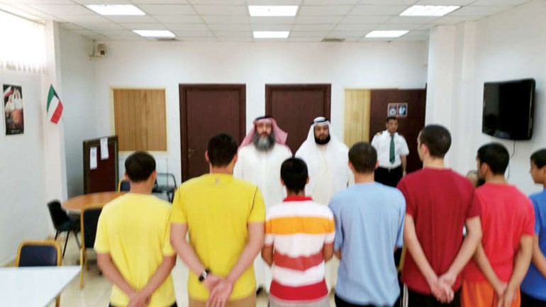 دعبداللطيف السنان خلال تفقده انشطة بعض النزلاء للترفيه خلال ايام العيد﻿
