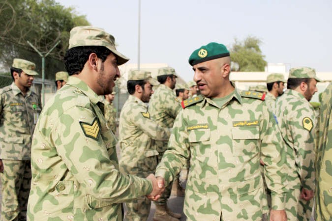 العميد الركن زيد محمد زيد مصافحا احد الضباط﻿