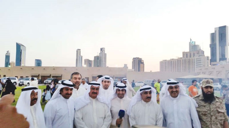 محافظ العاصمة الفريق م ثابت المهنا مع وكيل التلفزيون يوسف مصطفى واسرة برنامج مدفع الافطار