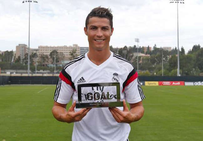 كريستيانو رونالدو حاملا جائزة موقع غول لافضل لاعب