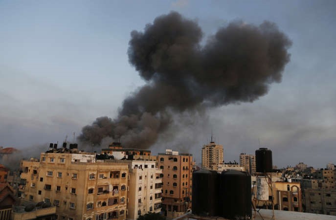  الدخان يتصاعد من مبنى قناة الاقصىالتابعة لحماس عقبقصفه من الطيران الاسرائيلي امس الاول 	اب ﻿