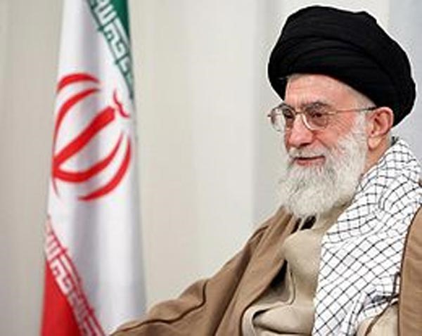 خامنئي يصف إسرائيل بـ «الكلب المسعور» ويدعو إلى تسليح الفلسطينيين لمواجهة الإبادة بحقهم