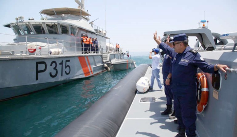  اللواء الشيخ محمد اليوسف يتفقد احد زوارق خفر السواحل ﻿