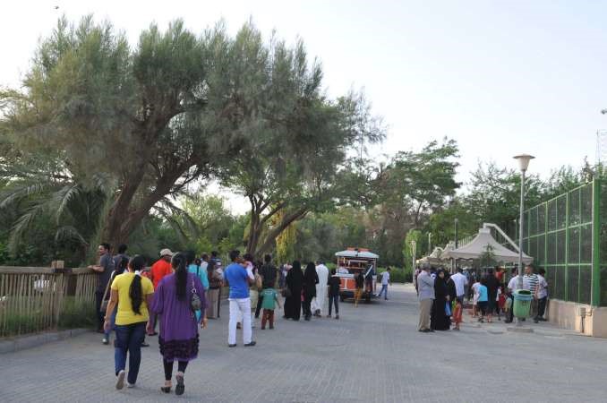 مئات الاسر تقضي اجمل الاوقات في جنبات حديقة الحيوان