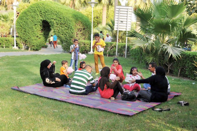 احدى الاسر افترشت ارض حديقة الحيوان