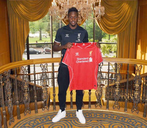 ديفوك اوريجي يحمل فانيلة ليفربول بعد التوقيع الرسمي