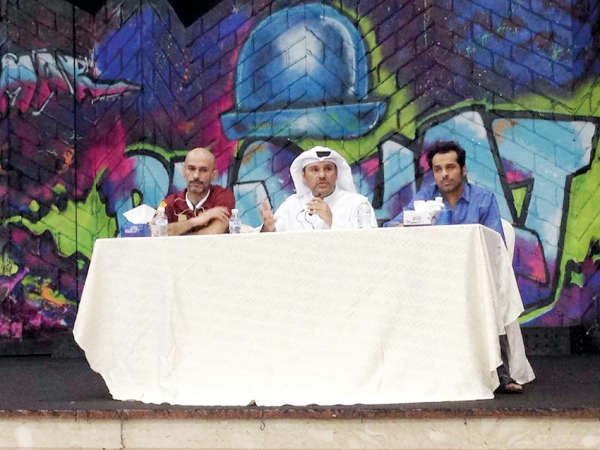 المنتج عبدالامير رجب يتوسط يعقوب عبدالله والمخرج احمد البناي في المؤتمر﻿