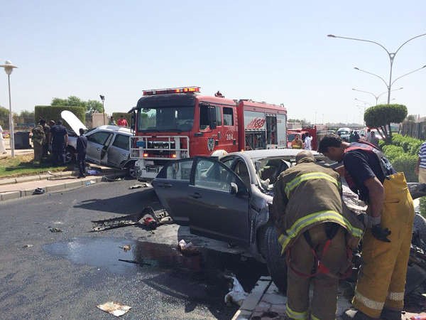 رجال الاطفاء يتعاملون مع الحادث ﻿