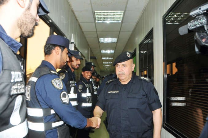 الفريق سليمان الفهد يصافح عددا من رجال النجدة ﻿
