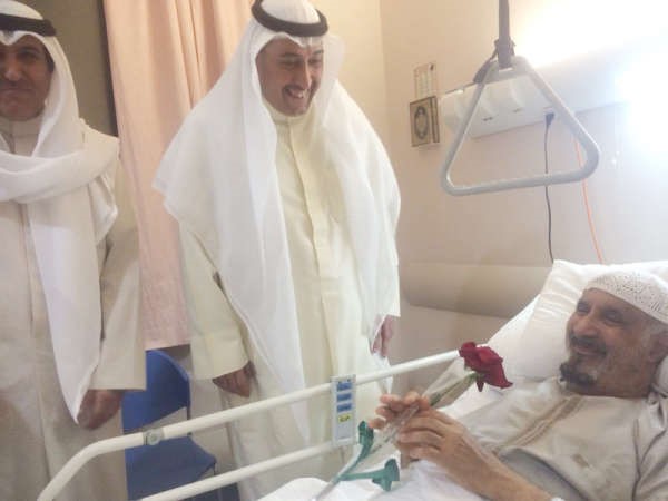 الشيخ فيصل الحمود مع احد المرضى﻿