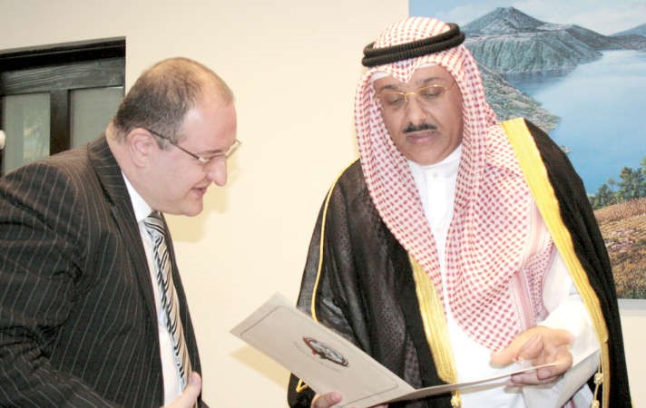 السفير سميح حيات يسلم وزير خارجية غواتيمالا دعوة لزيارة الكويت ﻿