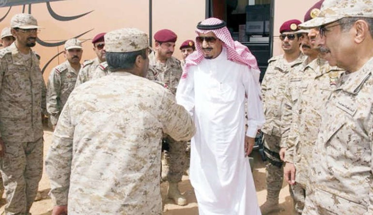 صاحب السمو الملكي الامير سلمان بن عبدالعزيز ولي العهد نائب رئيس مجلس الوزراء وزير الدفاع لدى وصوله الى الحدود مع العراق لتفقد الوحدات العسكرية السعوديةواس