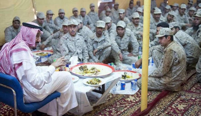 الامير سلمان يشارك الجنود السعوديين طعامهم 