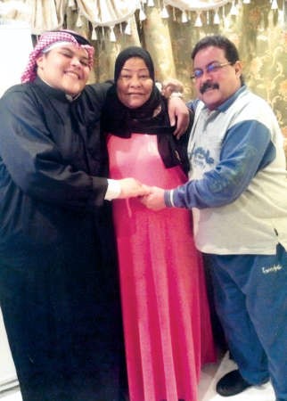 بدر كرم مع والديه
﻿