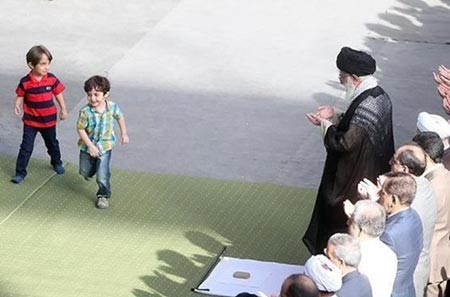 بالصور.. وكالات إيرانية تحذف صور أحفاد خامنئي خلال صلاة العيد