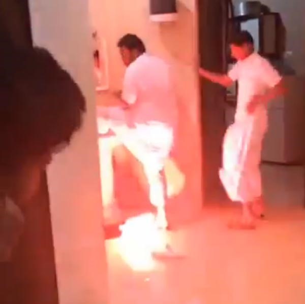 بالفيديو .....مقلب طريف في شاب سعودي وهو يتوضأ