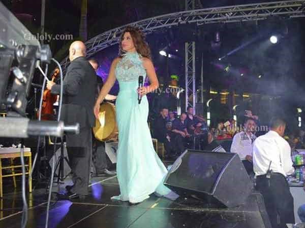 بالفيديو والصور.. نجوى كرم تلمع بفستان مبهر وتشعل الأجواء برقص الدبكة 
