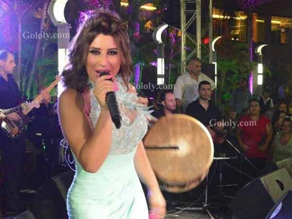 بالفيديو والصور.. نجوى كرم تلمع بفستان مبهر وتشعل الأجواء برقص الدبكة 