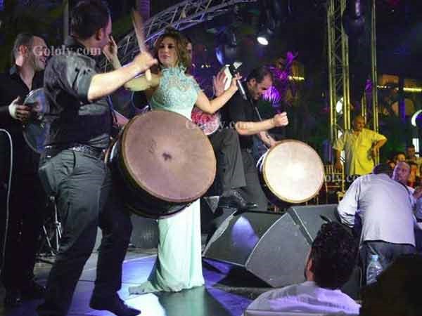 بالفيديو والصور.. نجوى كرم تلمع بفستان مبهر وتشعل الأجواء برقص الدبكة 